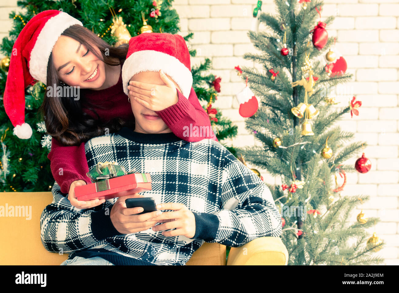 Sorprese romantiche. Una giovane donna bendata che ride con il suo ragazzo  nel parco Foto stock - Alamy