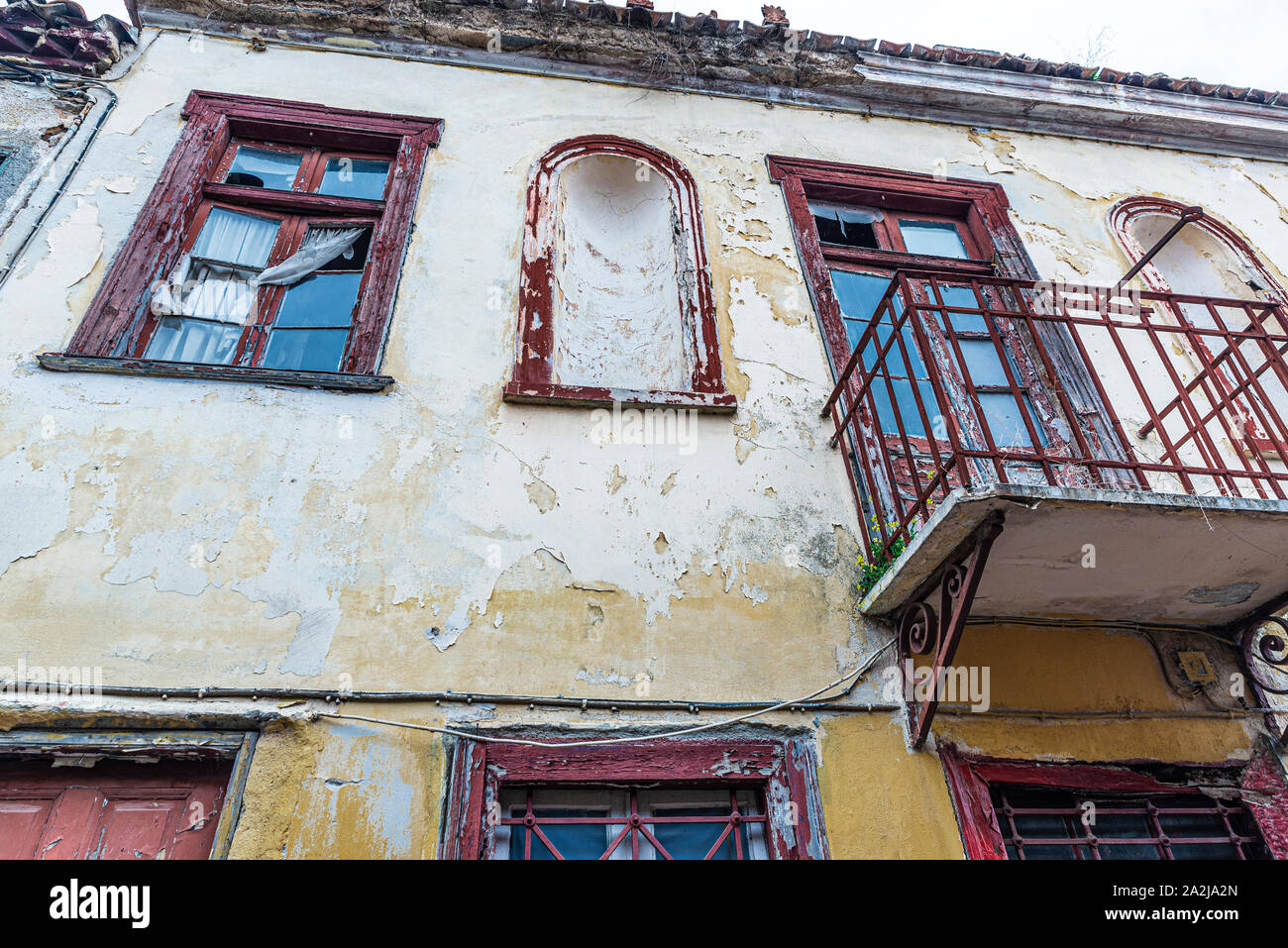 Facciata di una vecchia casa del quartiere Plaka di Atene, Grecia Foto Stock