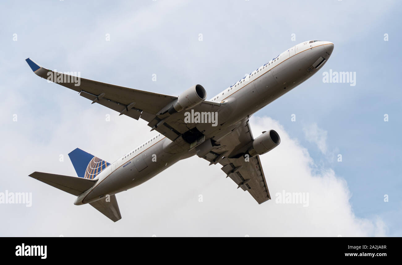 Heathrow, Regno Unito - 03 agosto 2019: United Airlines Boeing 767-322 registrazione N666US, il numero di volo UA17 Partenze aeroporto di Heathrow en route Foto Stock