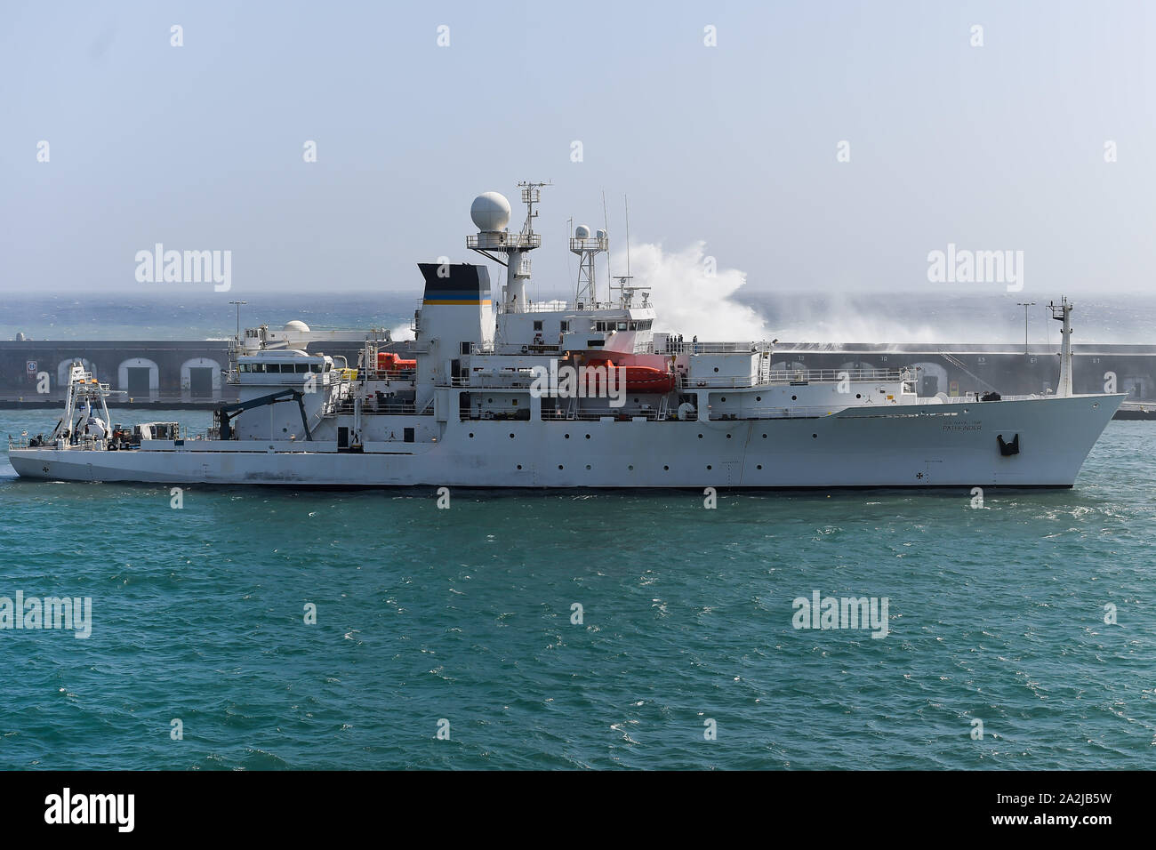 Ponta Delgada, Portogallo. 02oct, 2019. Ponta Delgada, Portogallo 02.10.2019: Uragano Lorenzo - Portogallo 2019 - 02.10.19 L'Atlantico fuoriuscite le onde su una parete del porto di circa dieci metri di alta. I RILIEVI OCEANOGRAFICI nave USNS Pathfinder ha lasciato il posto di ormeggio a causa delle onde ed è liberamente flottante nel bacino portuale. | Utilizzo di credito in tutto il mondo: dpa/Alamy Live News Foto Stock