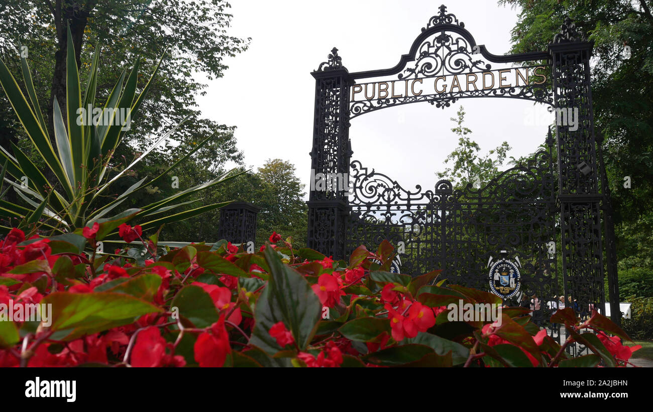 L'ingresso dei Giardini Pubblici con fiori di colore rosso a Halifax, Nova Scotia, Canada. Foto Stock