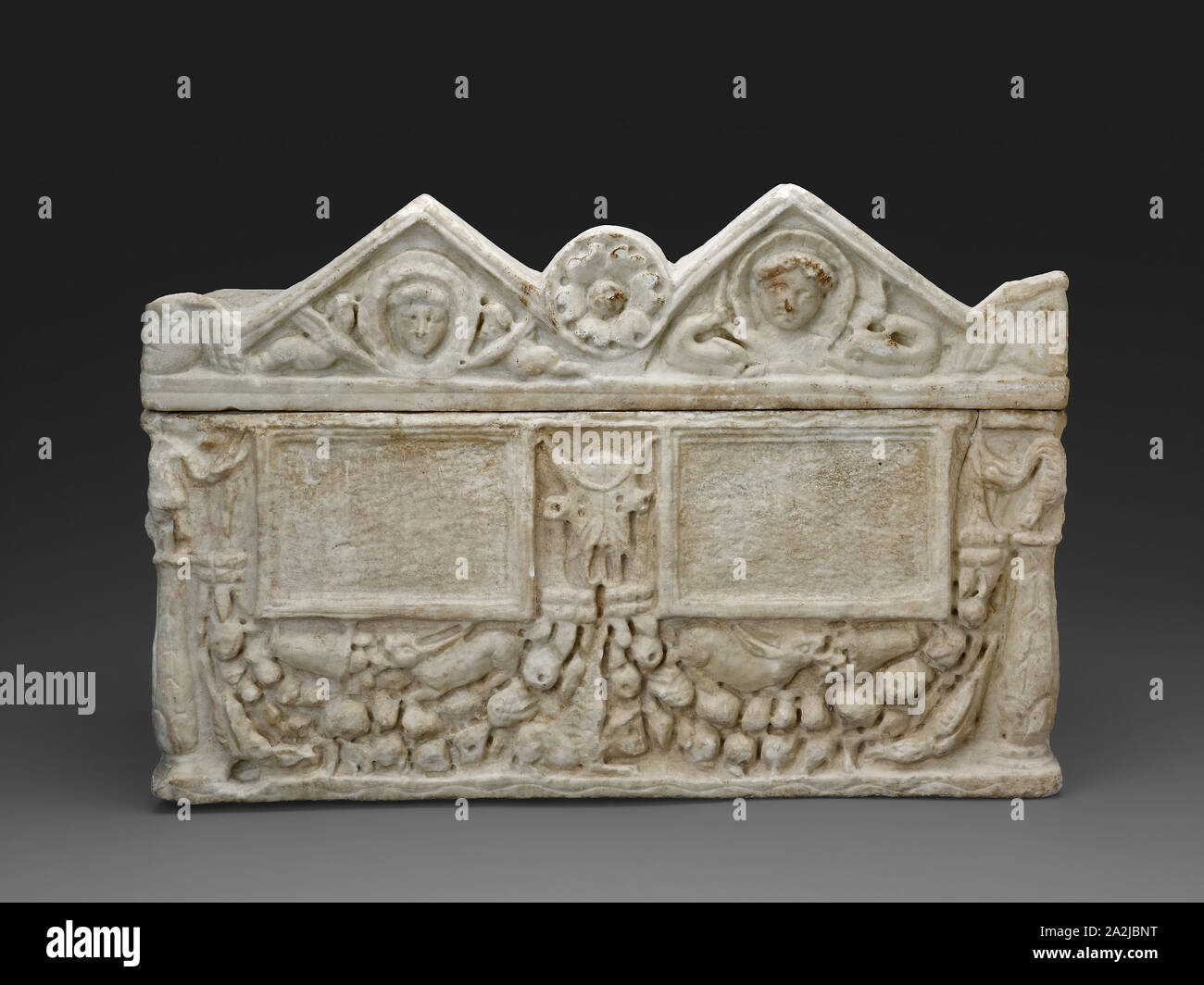 Urna cineraria, fine 1st/inizi II secolo D.C., Romano, Impero Romano, marmo, un (pm): 23,1 × 53,9 × 27,6 cm (9 1/8 × 21 ¼ × 10 7/8 in), Madre dell'artista seduto a un tavolo, guardando a destra: tre quarti di lunghezza, c. 1631, Rembrandt van Rijn, Olandese, 1606-1669, Olanda, incisione su carta, 148 x 130 mm (l'immagine/piastra), 219 x 182 mm (foglio Foto Stock