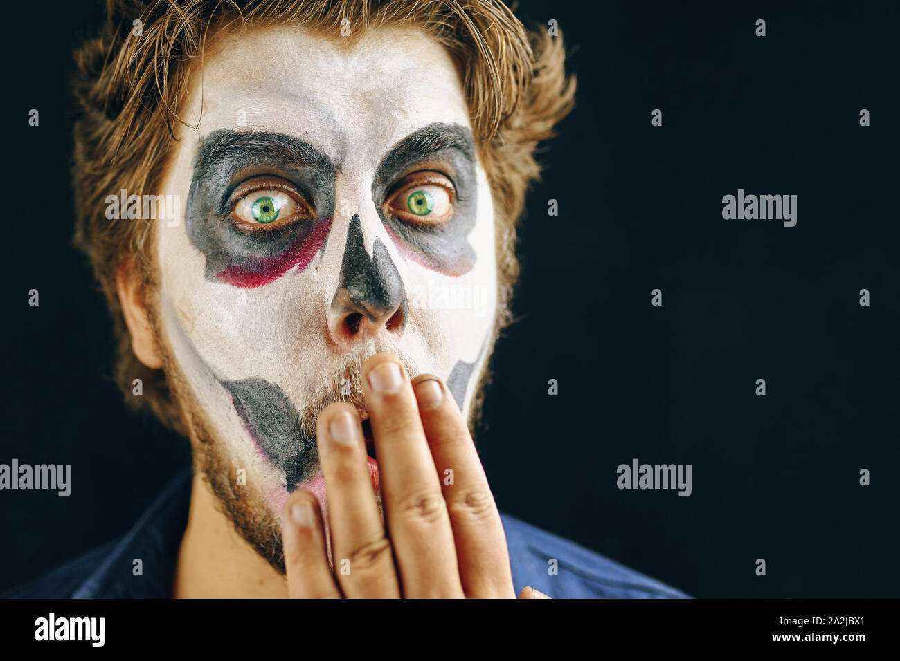 Uomo Mascherato del giorno della morte di Halloween, sorpreso guardare Foto Stock