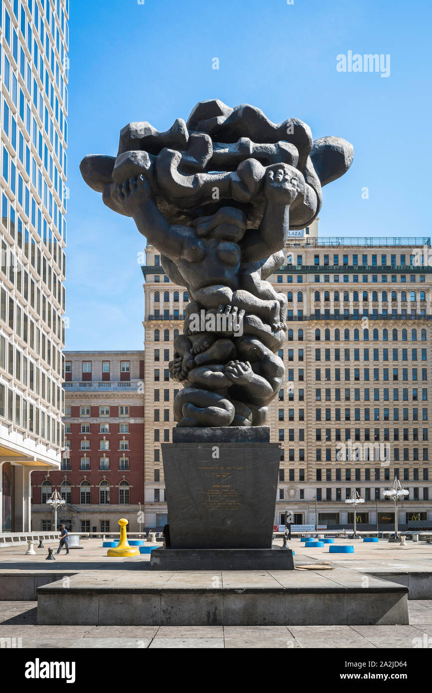 Philadelphia city centre, vista la scultura intitolata noi la gente (Jacques Lipchitz) in servizi comunali edificio Plaza, il centro di Philadelphia, PA Foto Stock
