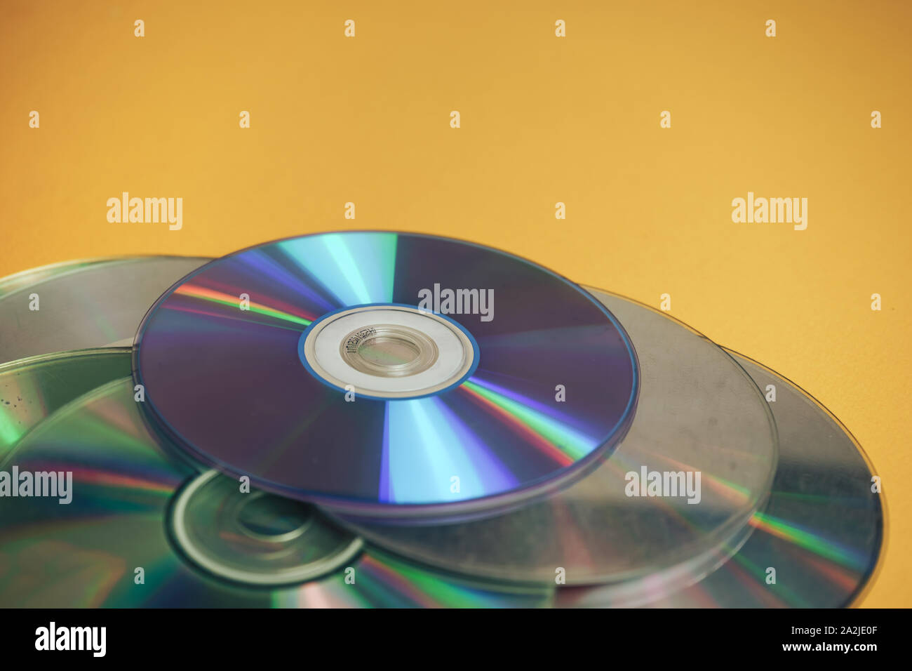 Vicino la bellissima Old Dirty CD,DVD su sfondo giallo. Foto Stock