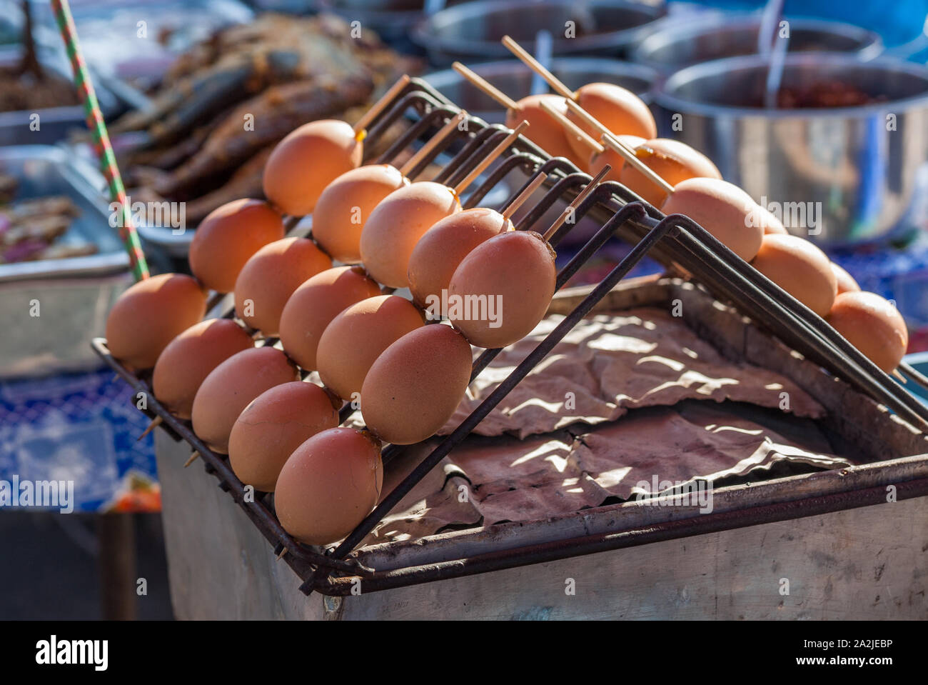Grigliata di uova intere presso la locale strada del mercato di Pakse, Laos Foto Stock