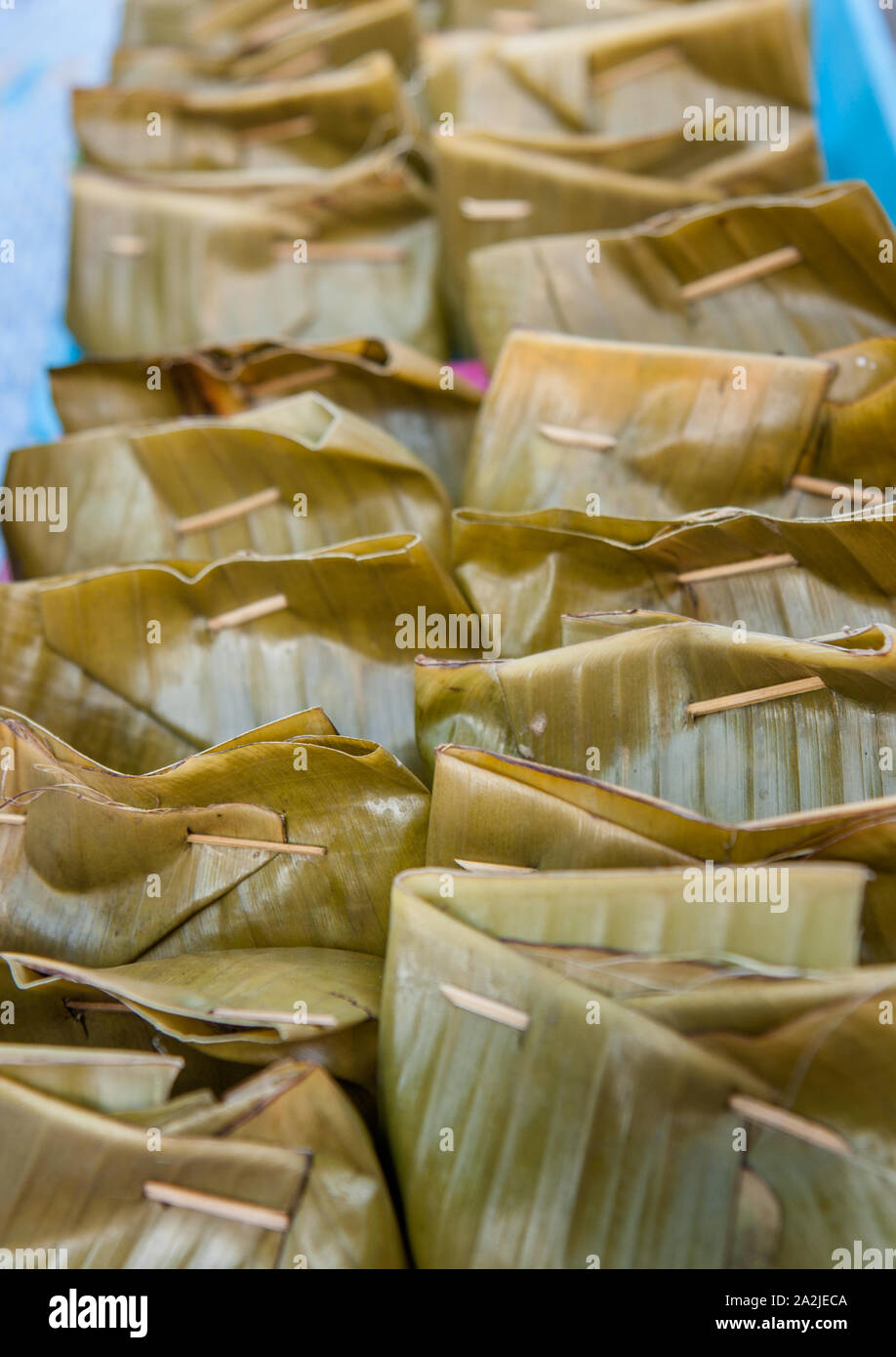 Mok Pa (pesce cotto a vapore all'interno di banana leaf), un tradizionale piatto di laotiani Foto Stock