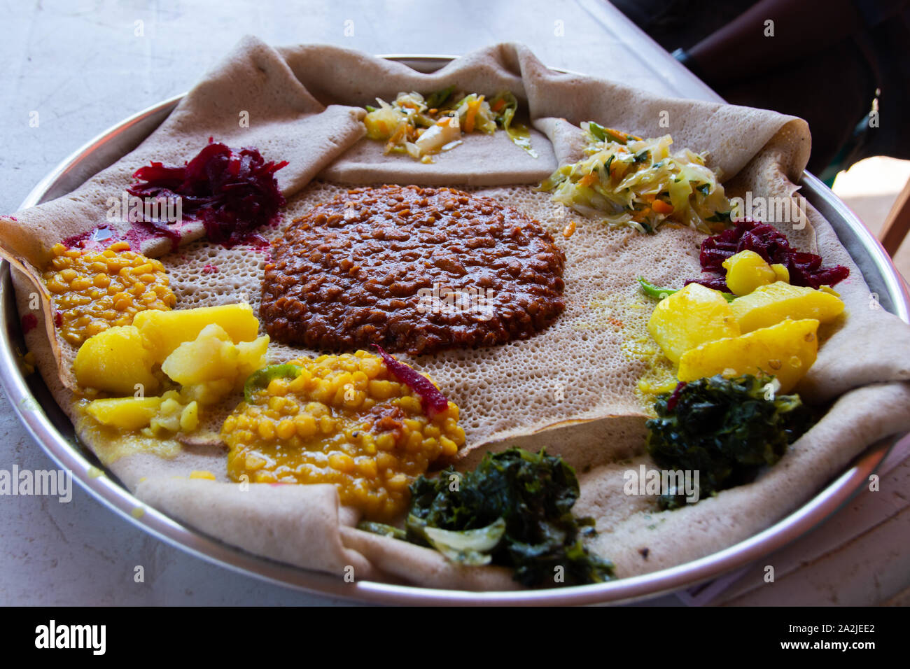 Injera firfir, focacce, tipiche Etiopi cibo il digiuno Foto Stock