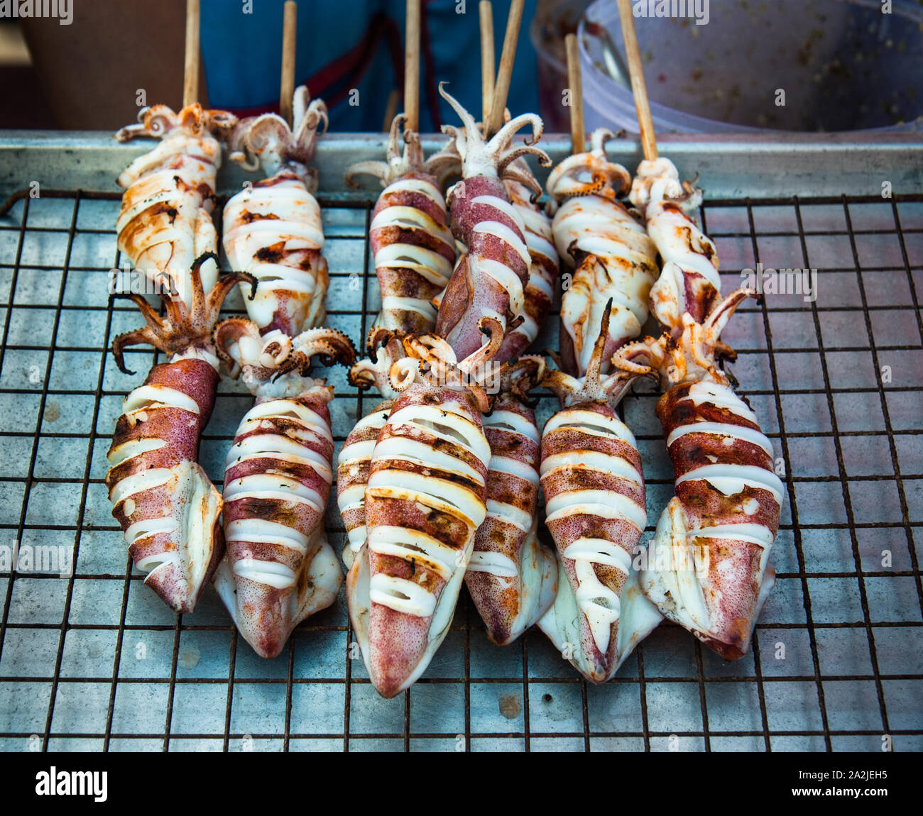 Calamari alla griglia/calamari in laotiano street market Foto Stock