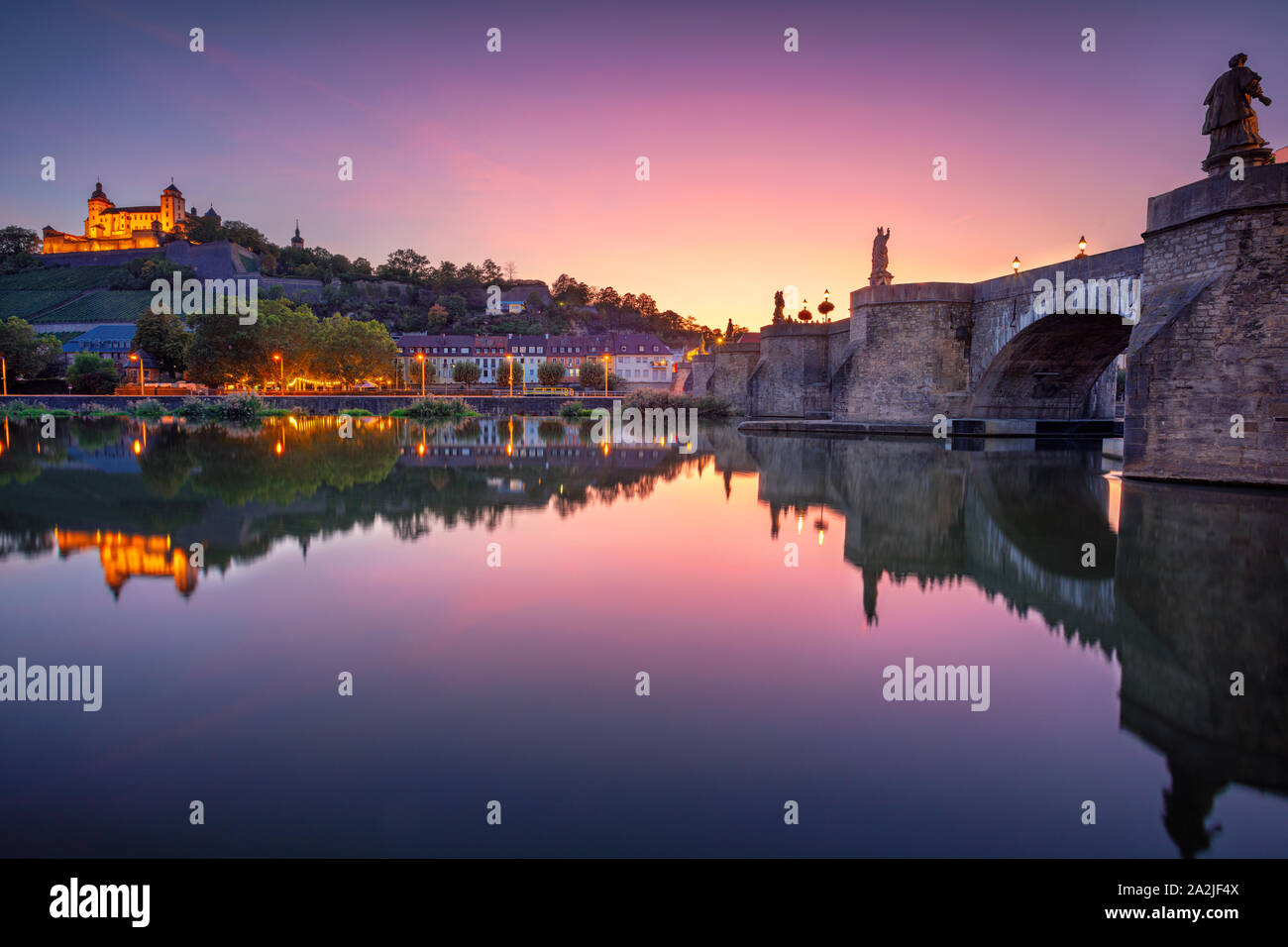 Wurzburg, Germania. Cityscape immagine di Wurzburg con il vecchio ponte principale oltre il fiume principale e Fortezza di Marienberg durante il bellissimo tramonto d'autunno. Foto Stock