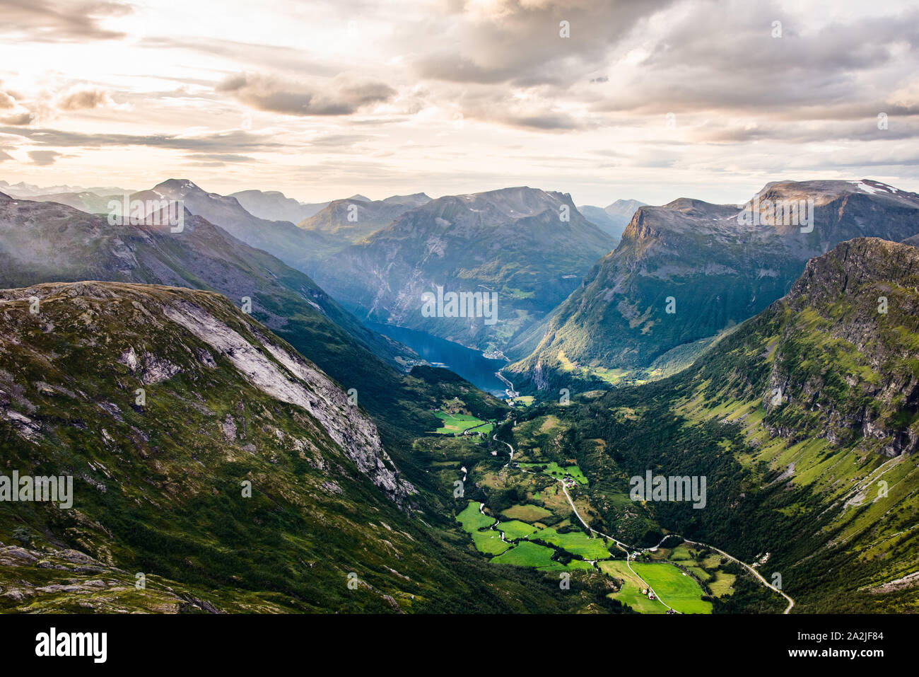 Vista panoramica del Fiordo di Geiranger e villaggio dal punto di vista Dalsnibba, Norvegia Foto Stock