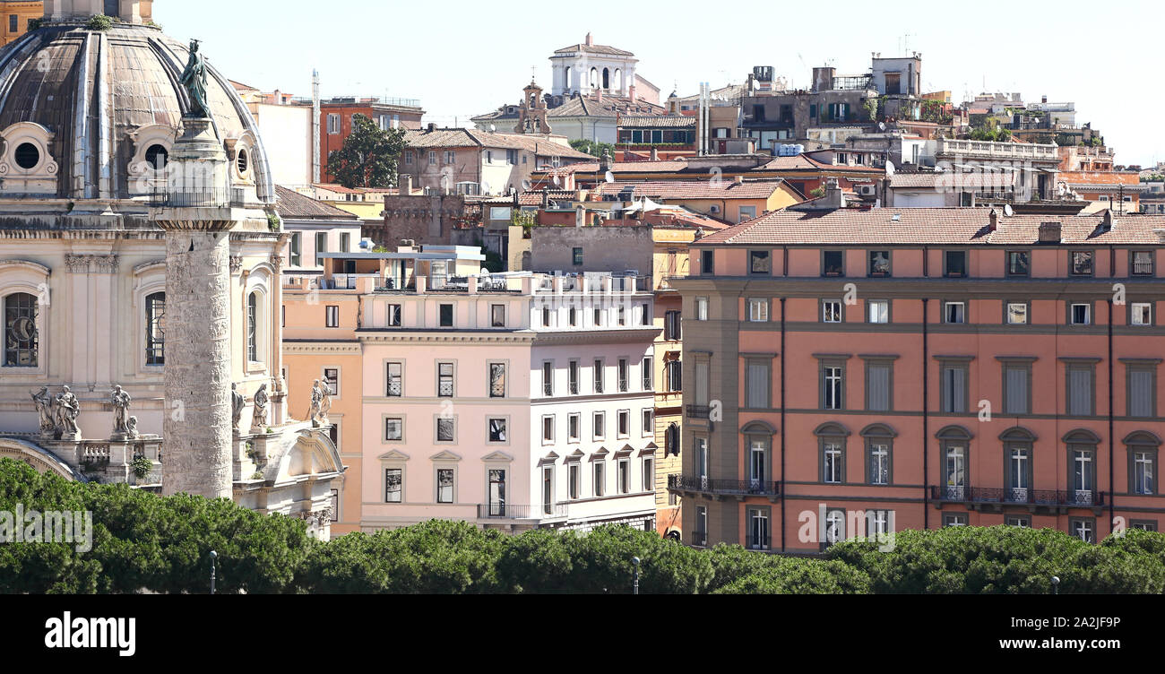 Panorama di Roma con la Colonna Traiana, Italia Foto Stock