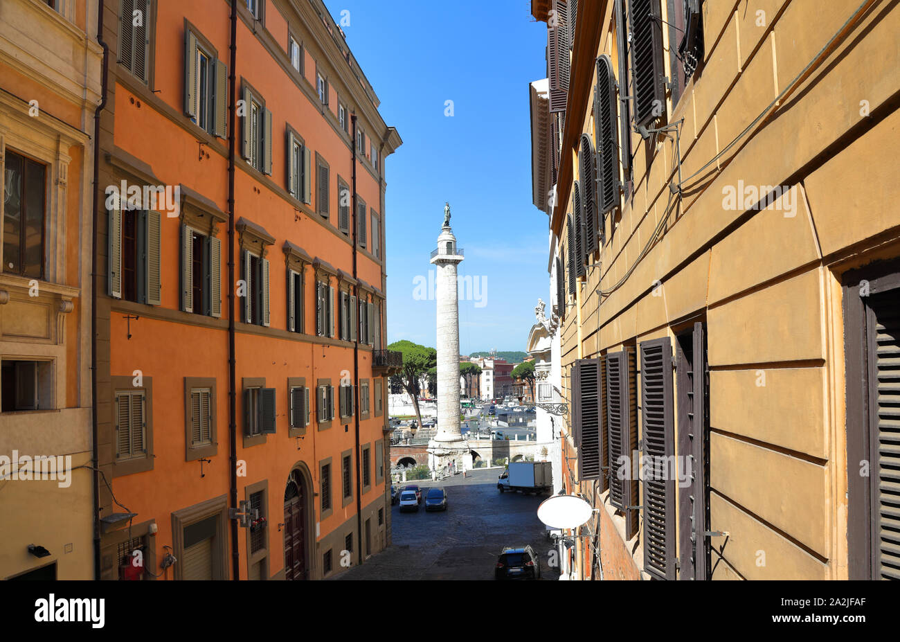 Roma street view con Colonna di Traiano, Italia Foto Stock
