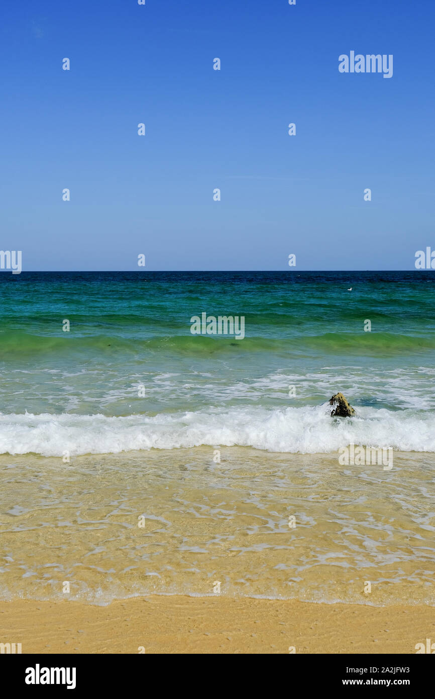 Vista da Carbis Bay beach, guardando il mare dalla spiaggia sabbiosa Foto Stock