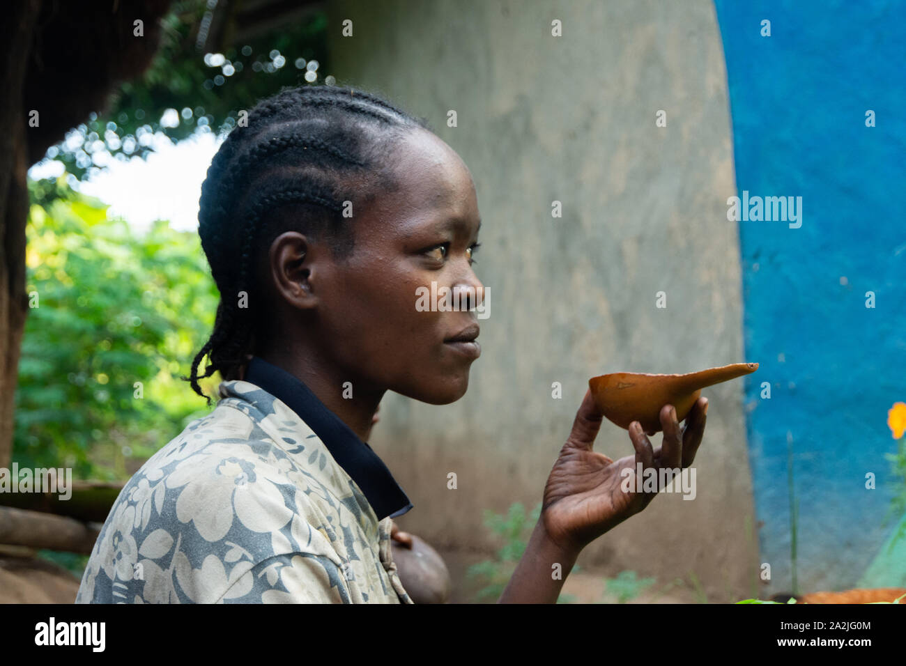 Jinka, Etiopia - Nov 2018: donna etiope di bere il caffè da casalinghe tazza di zucca Foto Stock