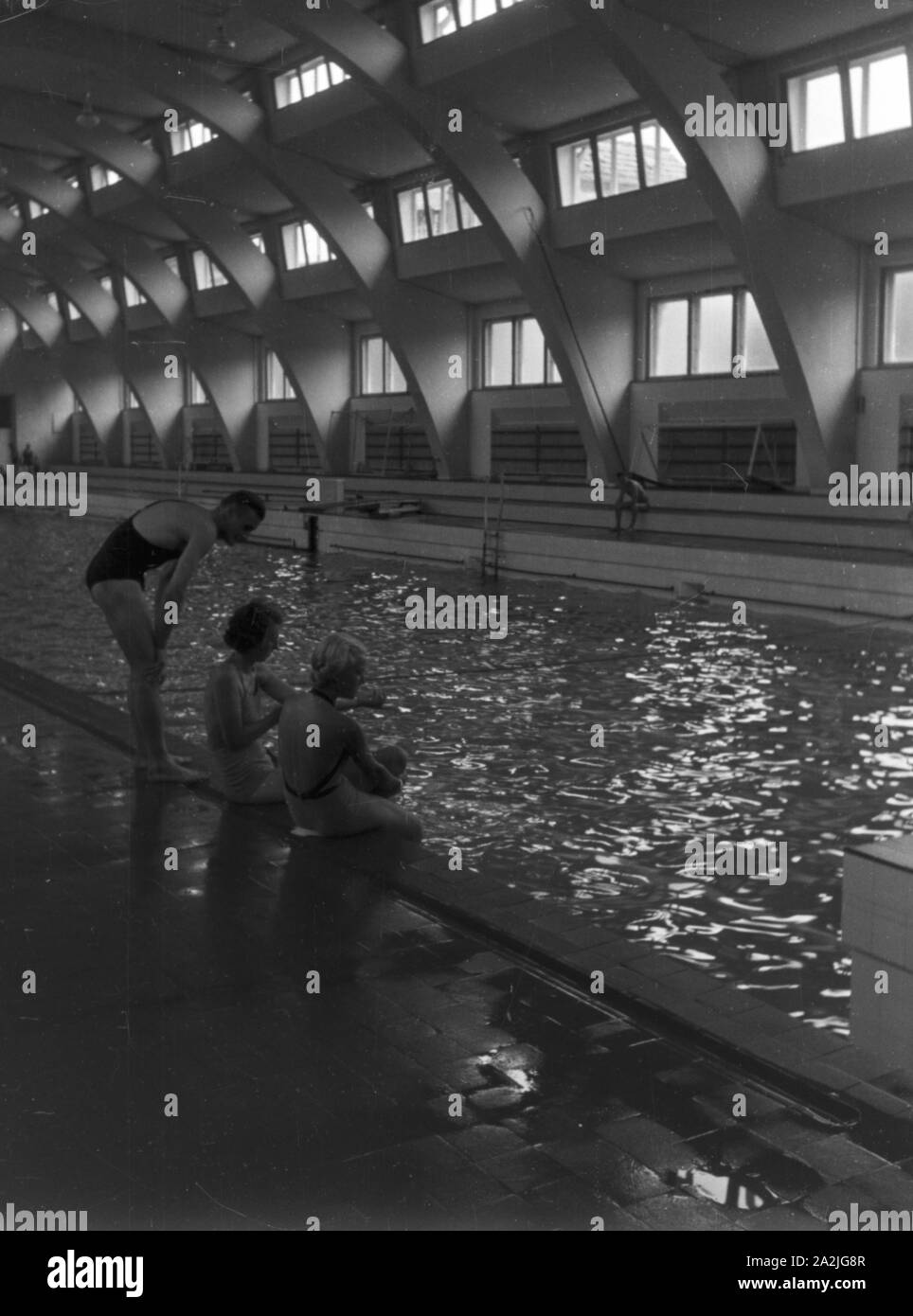 Ein Ausflug in das historische Hallenbad Heslach, Deutsches Reich 1930er Jahre. Un viaggio per la storica piscina coperta in Heslach, Germania 1930s. Foto Stock