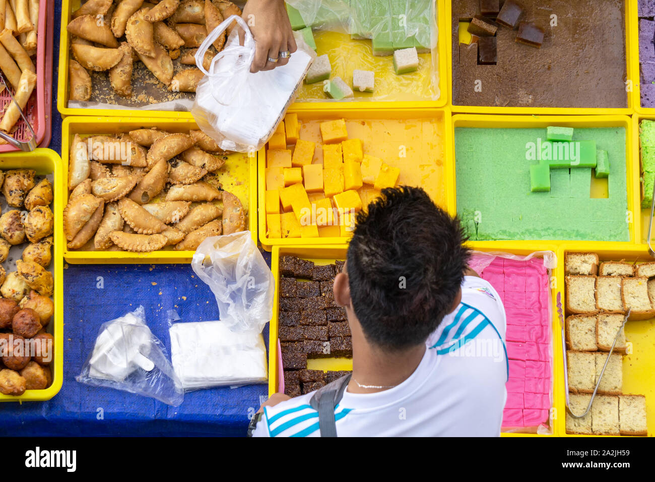 Vista superiore del fornitore non identificato al cibo stallo nella città di Kota Kinabalu mercato alimentare. Foto Stock