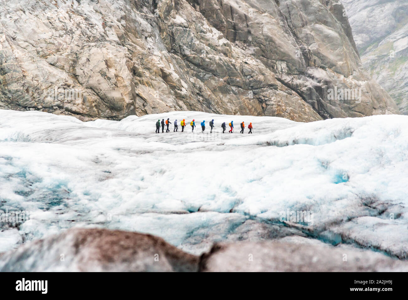 Turisti visitano il ghiacciaio Nigardsbreen, un braccio del ghiacciaio Jostedalsbreen Jostedalsbreen, Parco Nazionale. Foto Stock