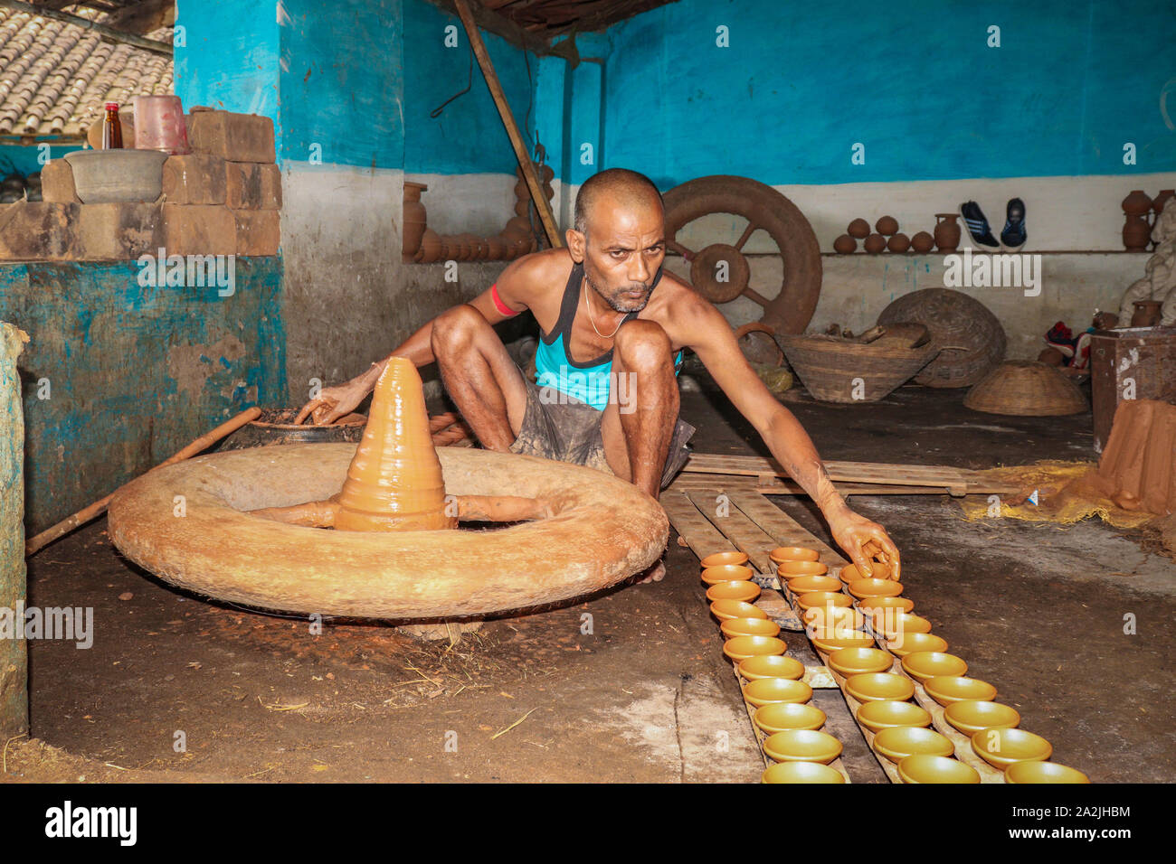 SIJHORA,l'INDIA,settembre - 17, 2019 :Indian potter rendendo lampade ad olio per il Diwali Festival. Foto Stock