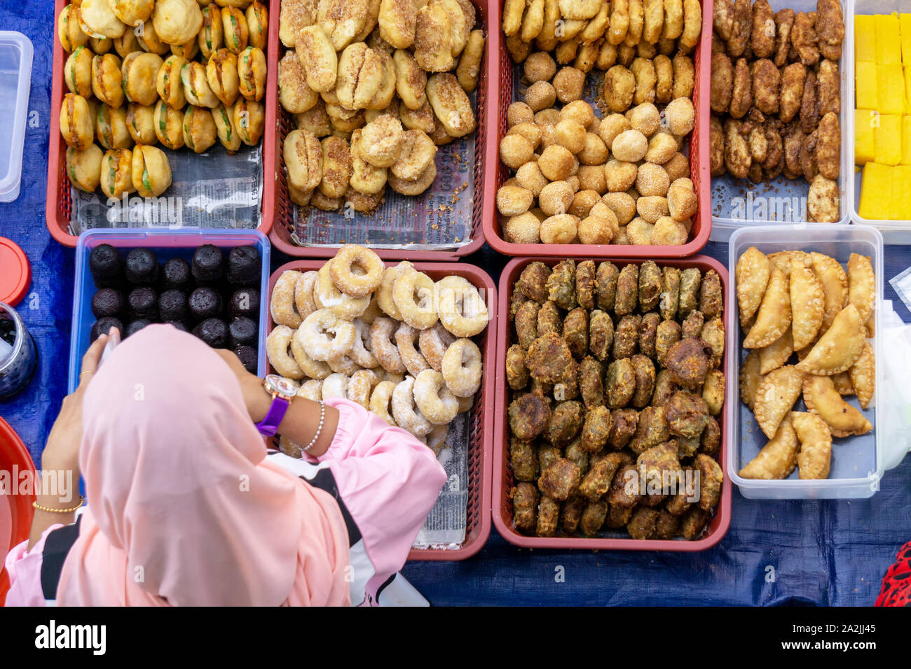 Vista superiore del fornitore non identificato e il cliente presso il cibo stallo nella città di Kota Kinabalu mercato alimentare. Foto Stock