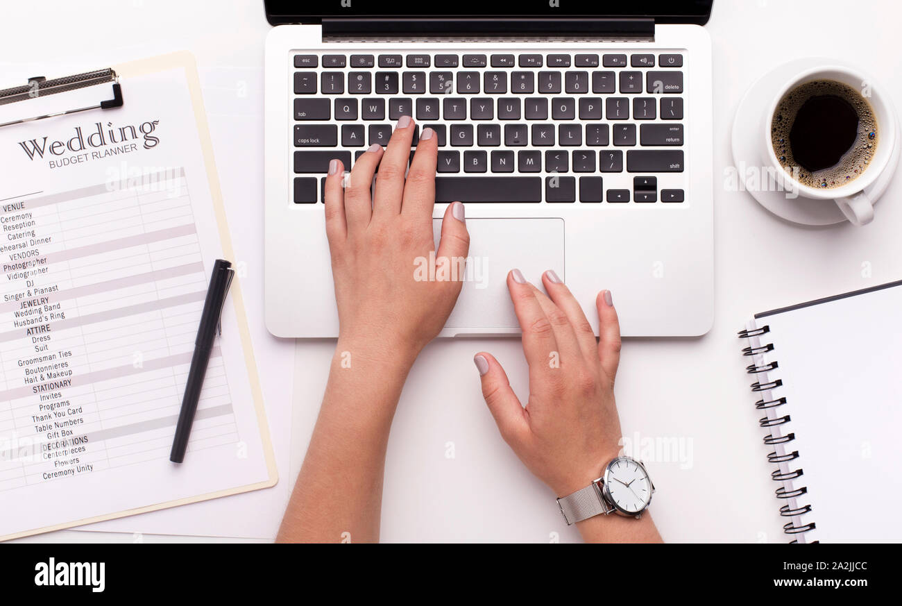 Donna ricerca prezzi sul notebook tramite internet Foto Stock
