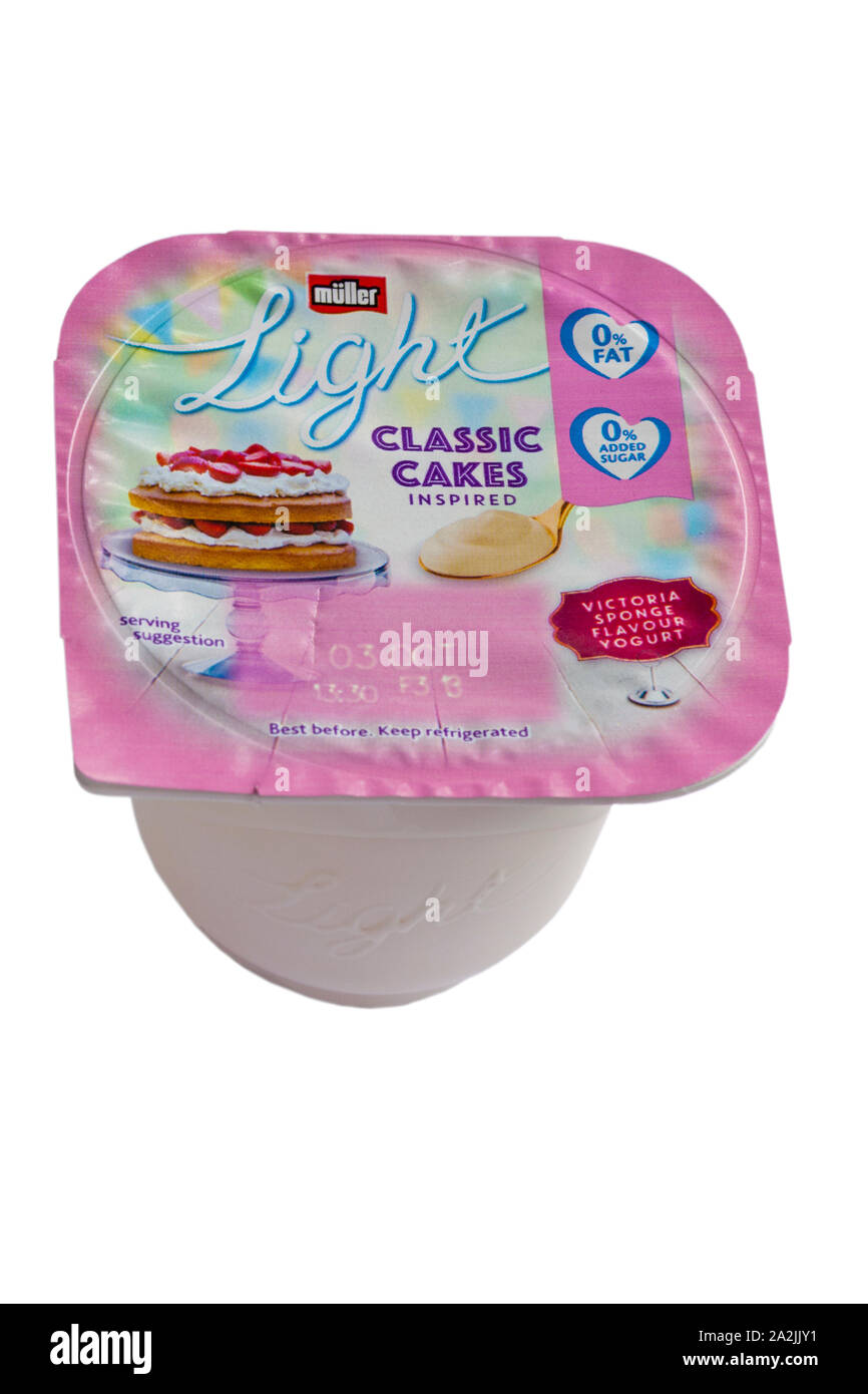 Muller Light classic torte ispirato yogurt Victoria Sponge gusto yogurt isolati su sfondo bianco - yogurt Foto Stock