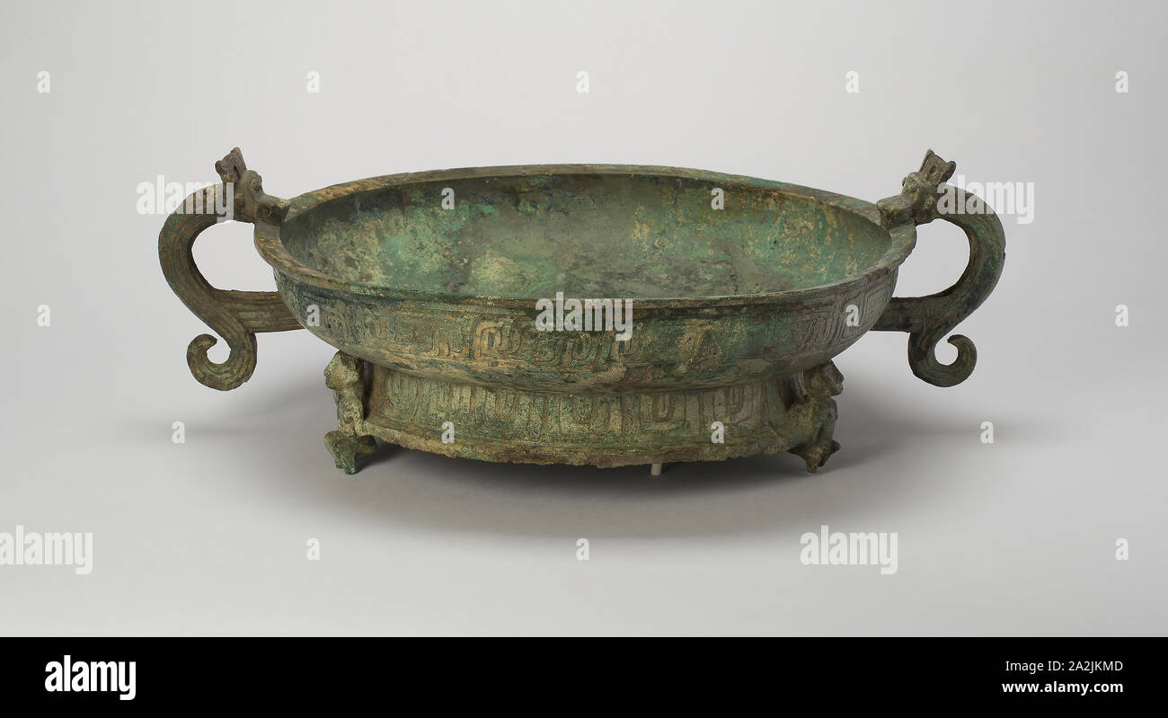 Bacino, Western dinastia Zhou ( 1046-771 BC ), 9th/VII secolo a.c., Cina, bronzo, H. 13,7 cm (5 1/2 in.), diam. 41,8 cm (16 1/2 in Foto Stock