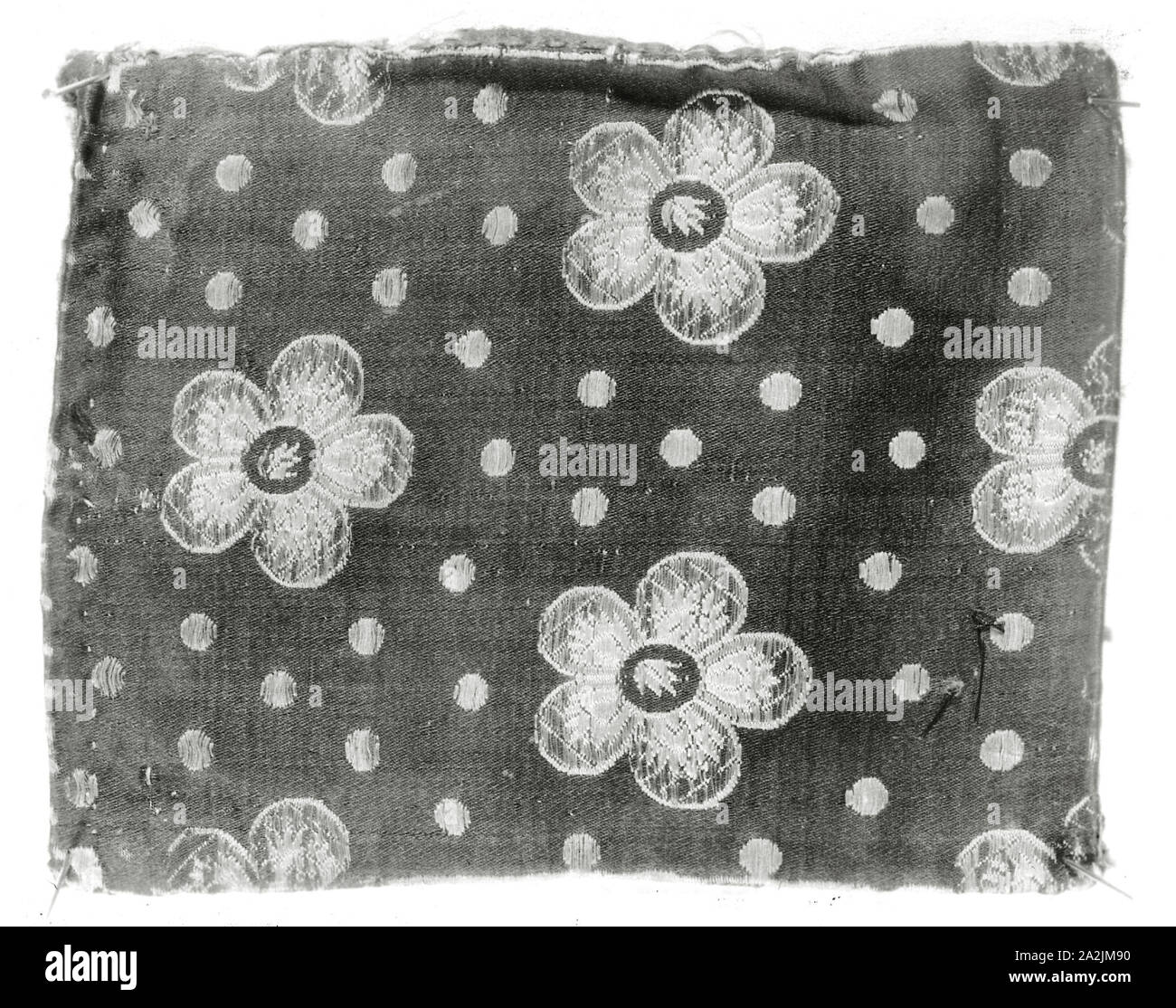 Frammento (vestito tessuto), XVIII secolo, Iran (Persia, Isfahan), Iran, composto di fantasia, in raso di seta, 15,2 × 15,4 cm (6 × 4 7/8 in Foto Stock