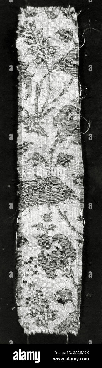 Frammento (vestito tessuto), 1601/25, Iran (Persia), Iran, fantasia panno doppio, seta, 15,8 x3.2 cm (6 1/4 x 1 1/4 in Foto Stock