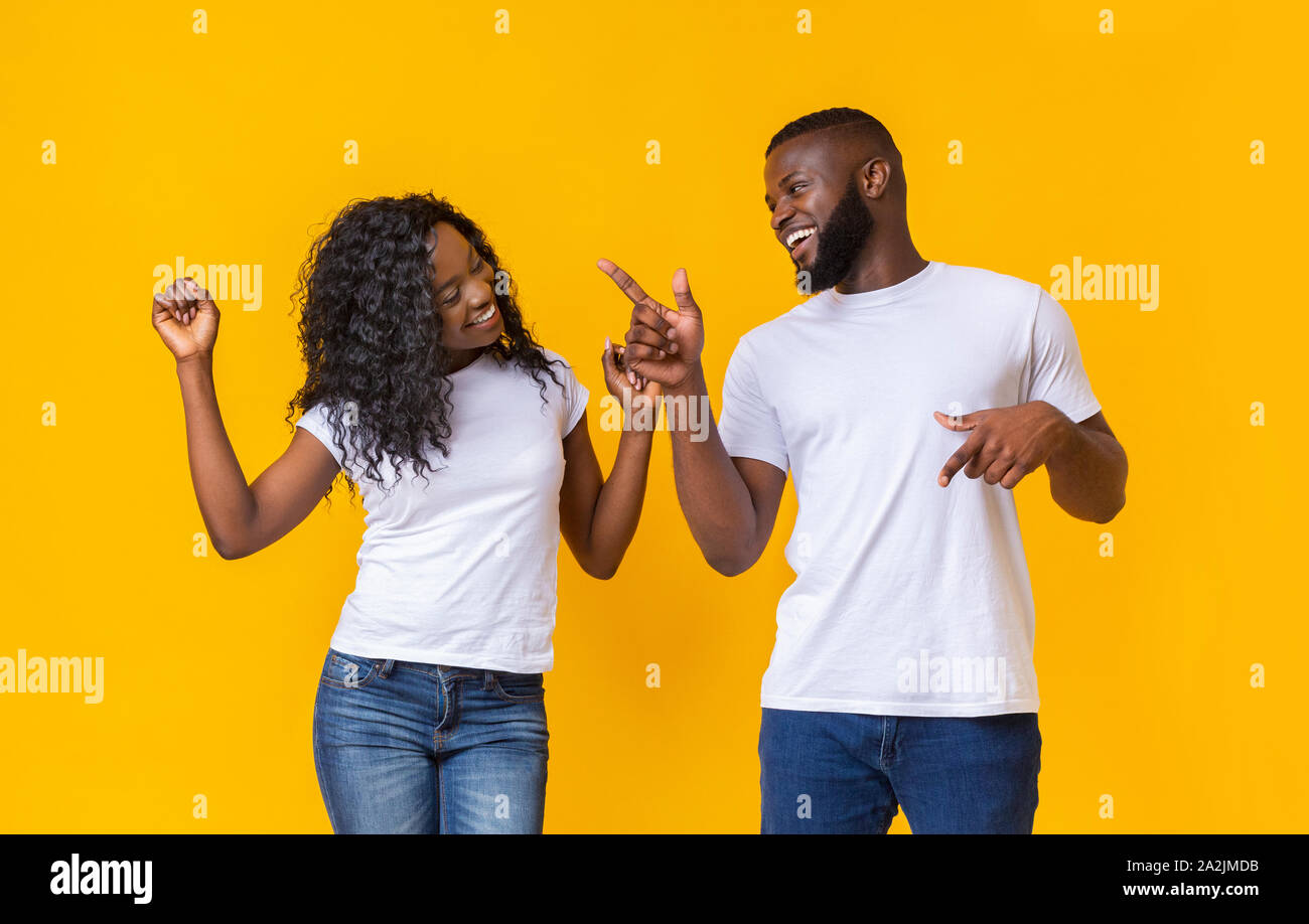 Nero attraente coppia danzante su giallo di sfondo per studio Foto Stock