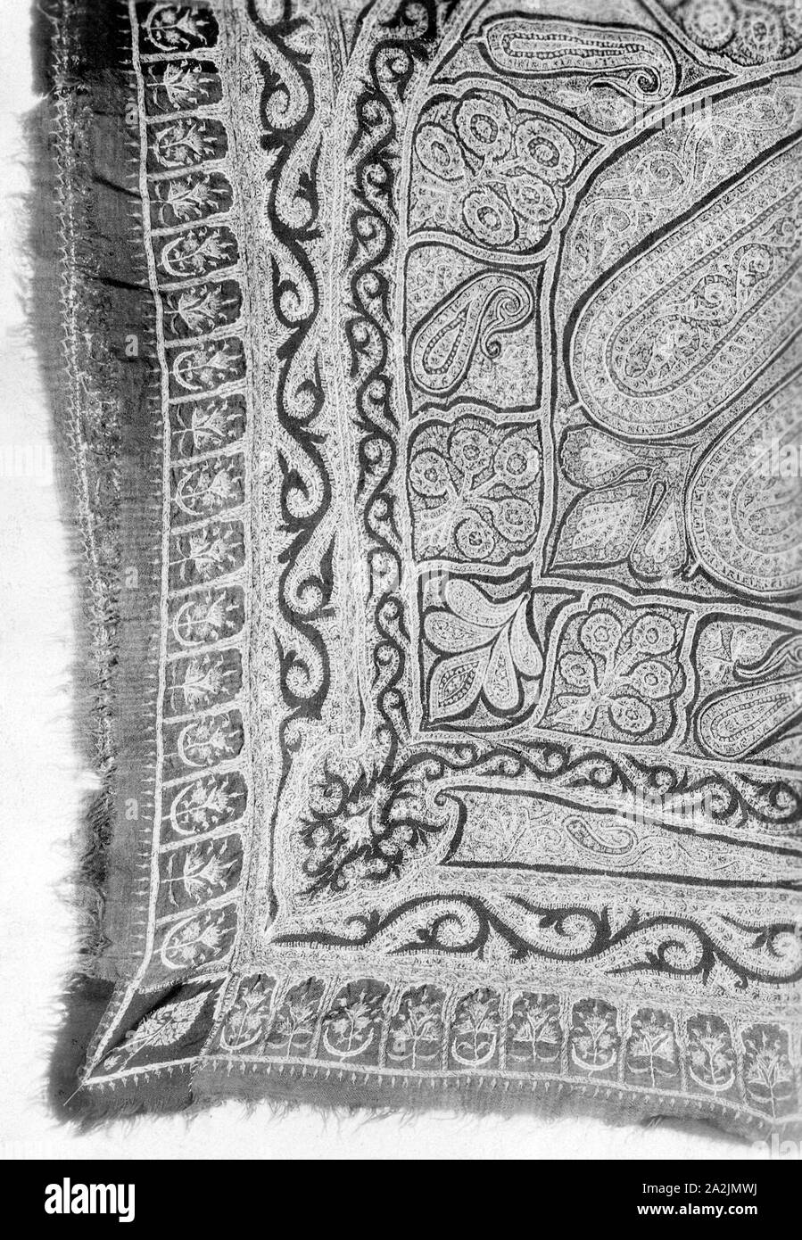 Scialle, 1860s, India orientale, India, cashmere, lana composto da molti pezzi di pianura ricamato semplice twill, 195,6 x 191.8 cm (77 x 75 1/2 in Foto Stock