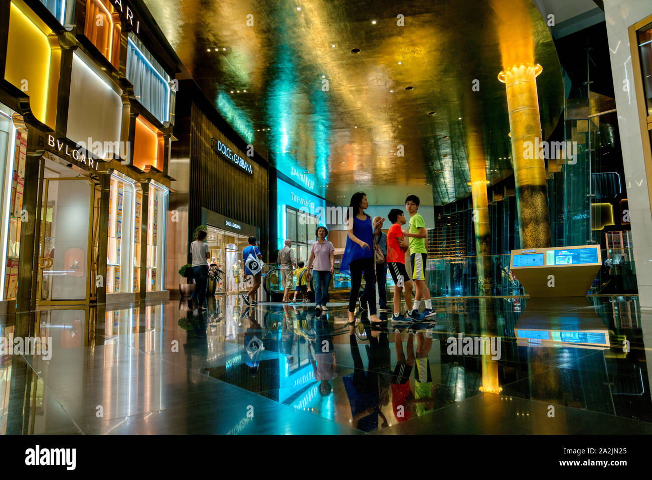 Marchi di designer di lusso e clienti nel lussuoso centro commerciale iConSiam di Bangkok Thailandia Foto Stock