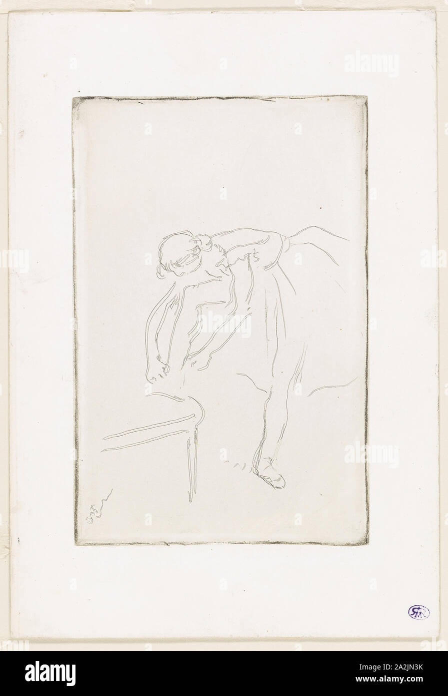 La ballerina mettendo sul suo pattino, c. 1888, Edgar Degas, Francese, 1834-1917, Francia, incisione su avorio carta intessuta, 178 × 117 mm (immagine/piastra), 249 × 171 mm (foglio Foto Stock