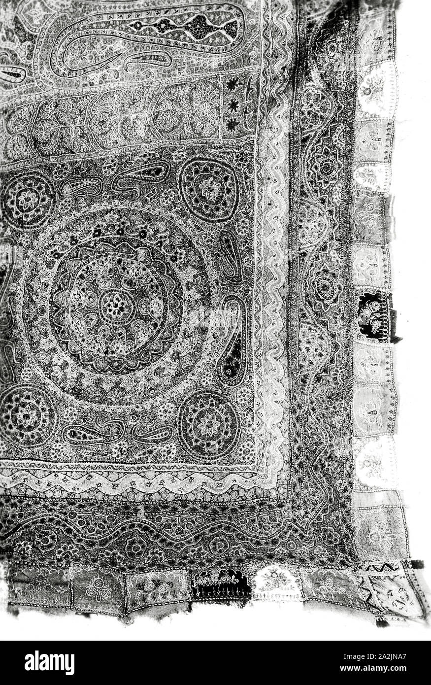Scialle, secolo XIX, India, India, Cashmere lana composto da tanti piccoli pezzi di pianura ricamato semplice twill, 175.4 x 193.2 cm (69 x 76 Foto Stock