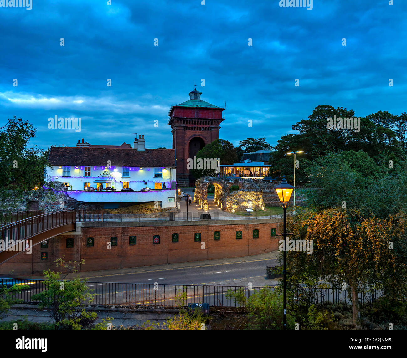 La Gran Bretagna è la prima città ed ex capitale della Bretagna romana. Mostra Jumbo tower, teatro di mercurio e le mura romane di notte Foto Stock