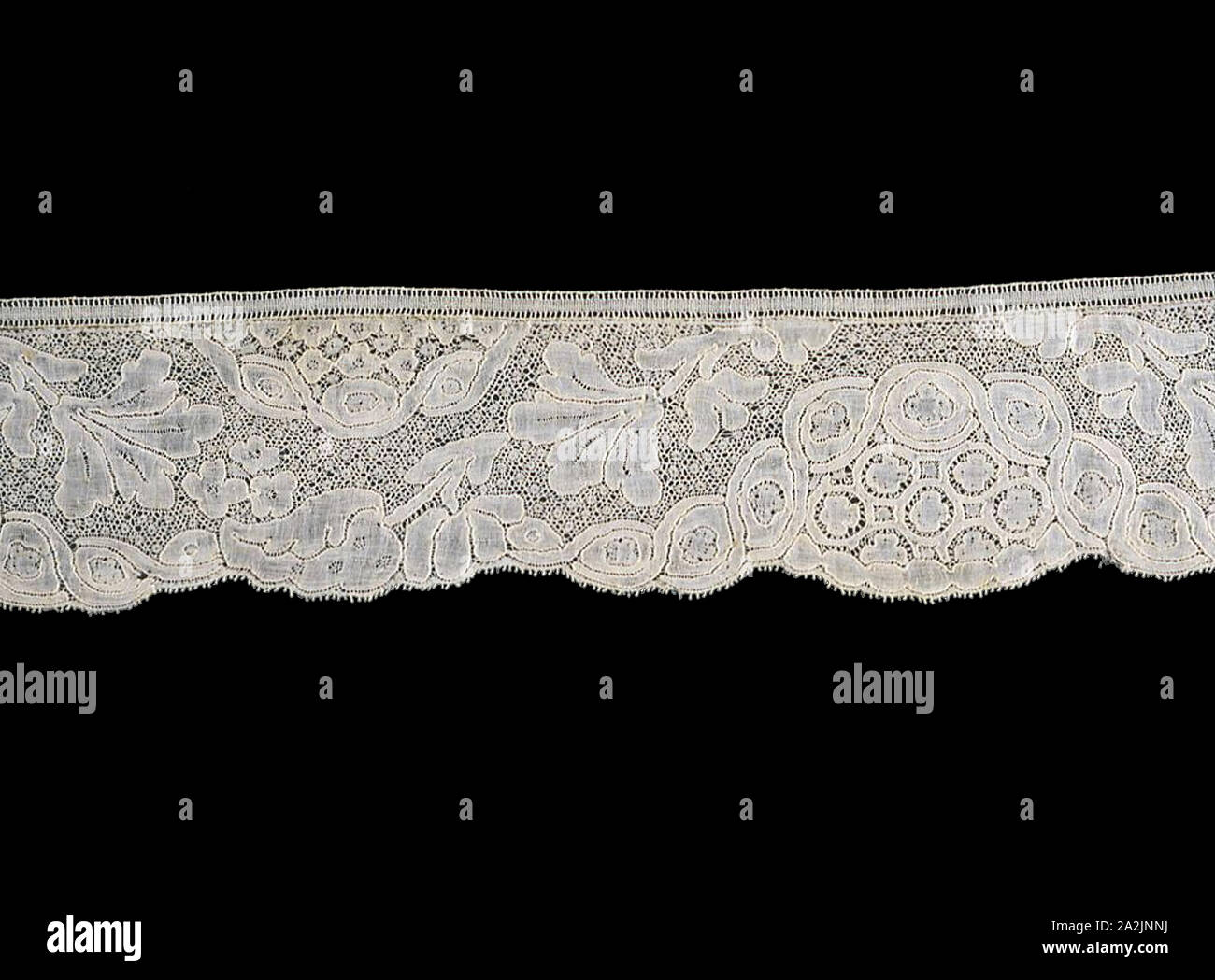 Frontiera, 1740s/50s, Belgio, Fiandre, Mechlin, Mechelen, biancheria, bobina pizzo rettilinea di un tipo noto come 'Mechlin' con kat cucitura e il simbolo del fiocco di neve rete di terra, 5,2 x 158.65 cm (2 x 62 1/2 in Foto Stock