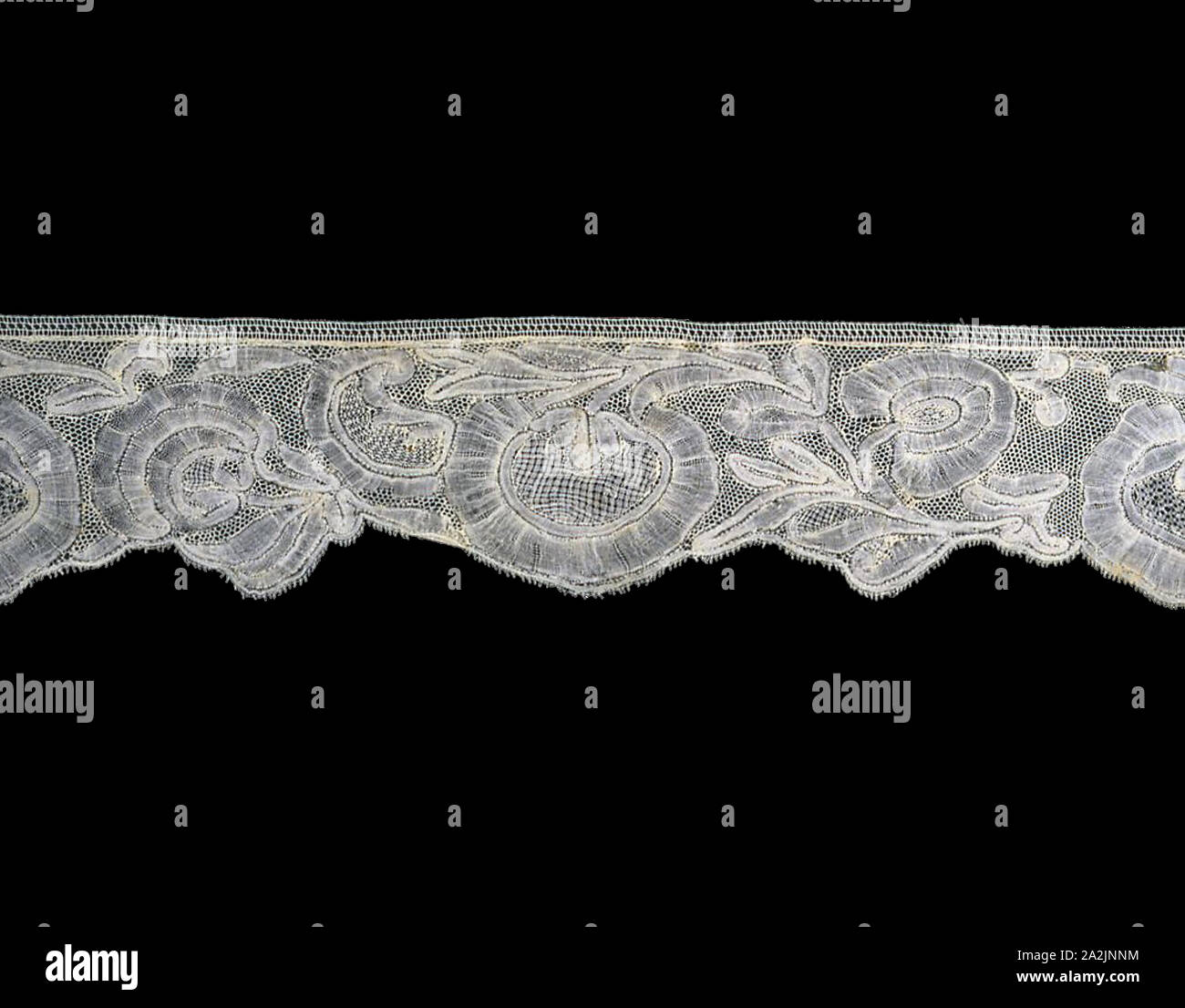 Frontiera, 1725/50, probabilmente in Inghilterra, West Country, Inghilterra, biancheria, Rocca parte pizzi, 6,3 × 193,2 cm (2 1/2 × 76 in Foto Stock
