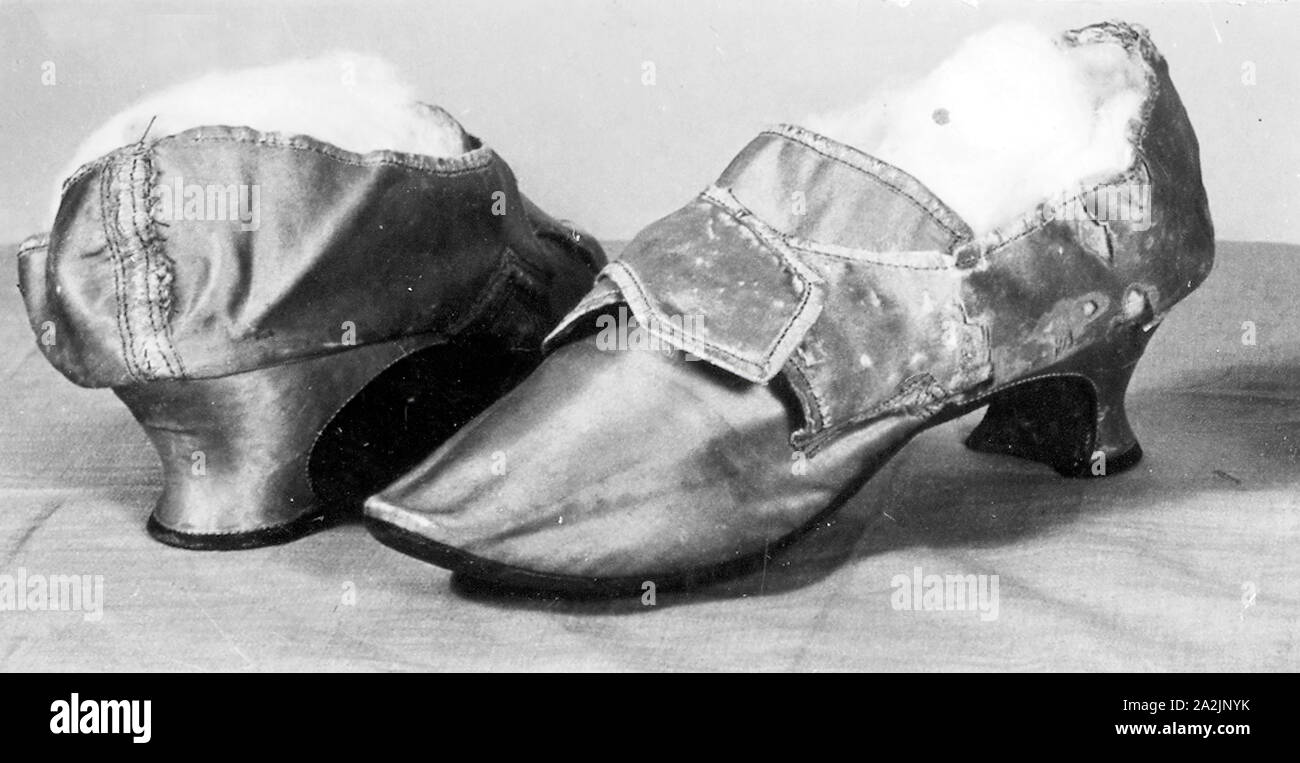 Donna di scarpe, 1770s, Inghilterra, pelle, seta, raso, tessere Foto Stock