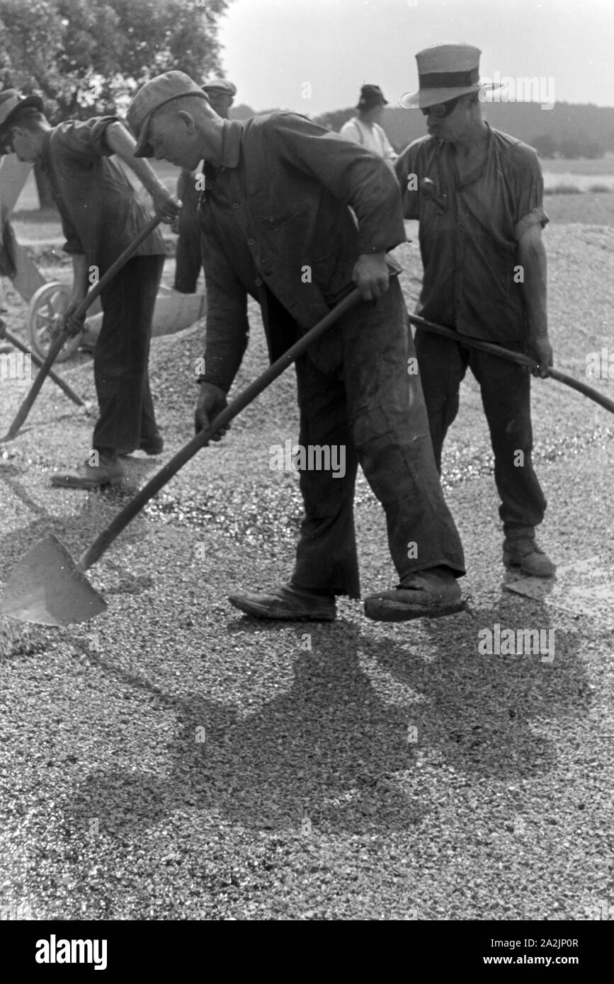Männer bei der Arbeit, Deutsches Reich 1930er Jahre. Gli uomini al lavoro, Germania 1930s. Foto Stock