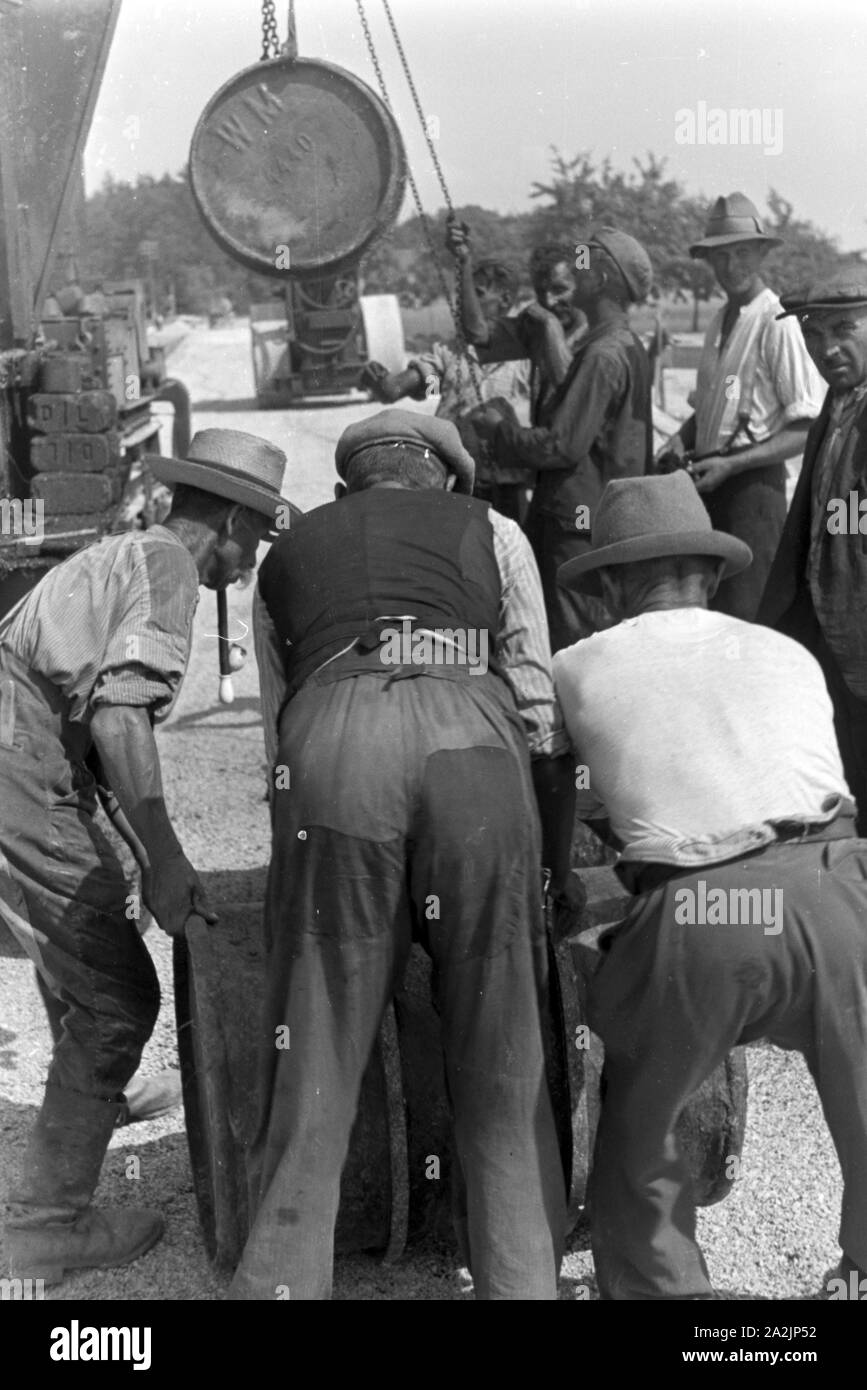 Männer bei der Arbeit, Deutsches Reich 1930er Jahre. Gli uomini al lavoro, Germania 1930s. Foto Stock
