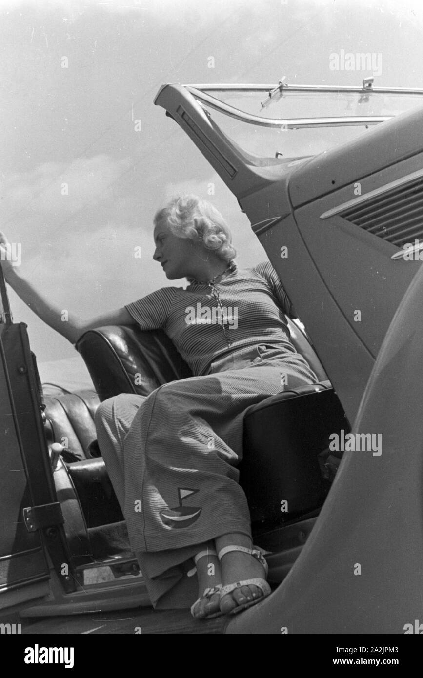 Ein Ausflug mit dem Ford V8 in den Bömerwald, Deutsches Reich 1930er Jahre. Un viaggio per la foresta boema con la Ford V8, Germania 1930s. Foto Stock