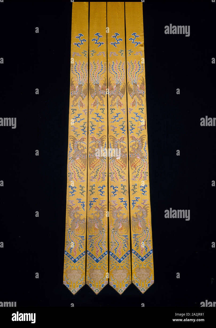 Pendenti (per letto tende), dinastia Qing(1644-1911), 1736/95, mancesi, Cina, seta, oro-foglia-over-laccato-le strisce di carta e a foglia d'oro-over-laccato-carta-strip-avvolto di seta, warp-galleggiante di fronte 7:1 raso con brocading complementare trame legato in trama-galleggiante di fronte 1:3 'S' twill interlacciature un: 270,3 × 19,2 cm (106 3/8 × 7 1/2 in Foto Stock