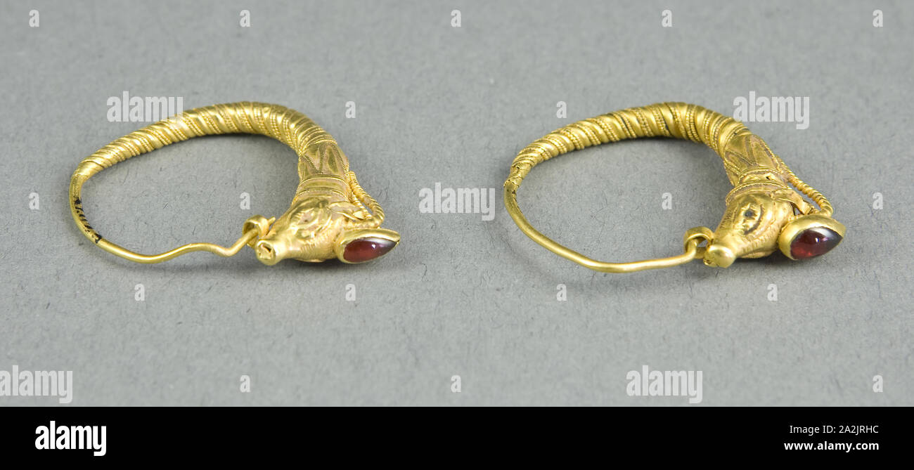Coppia di orecchini con testa di stambecco Finials, del III secolo A.C.,  greco, antica Grecia, oro e granato Foto stock - Alamy