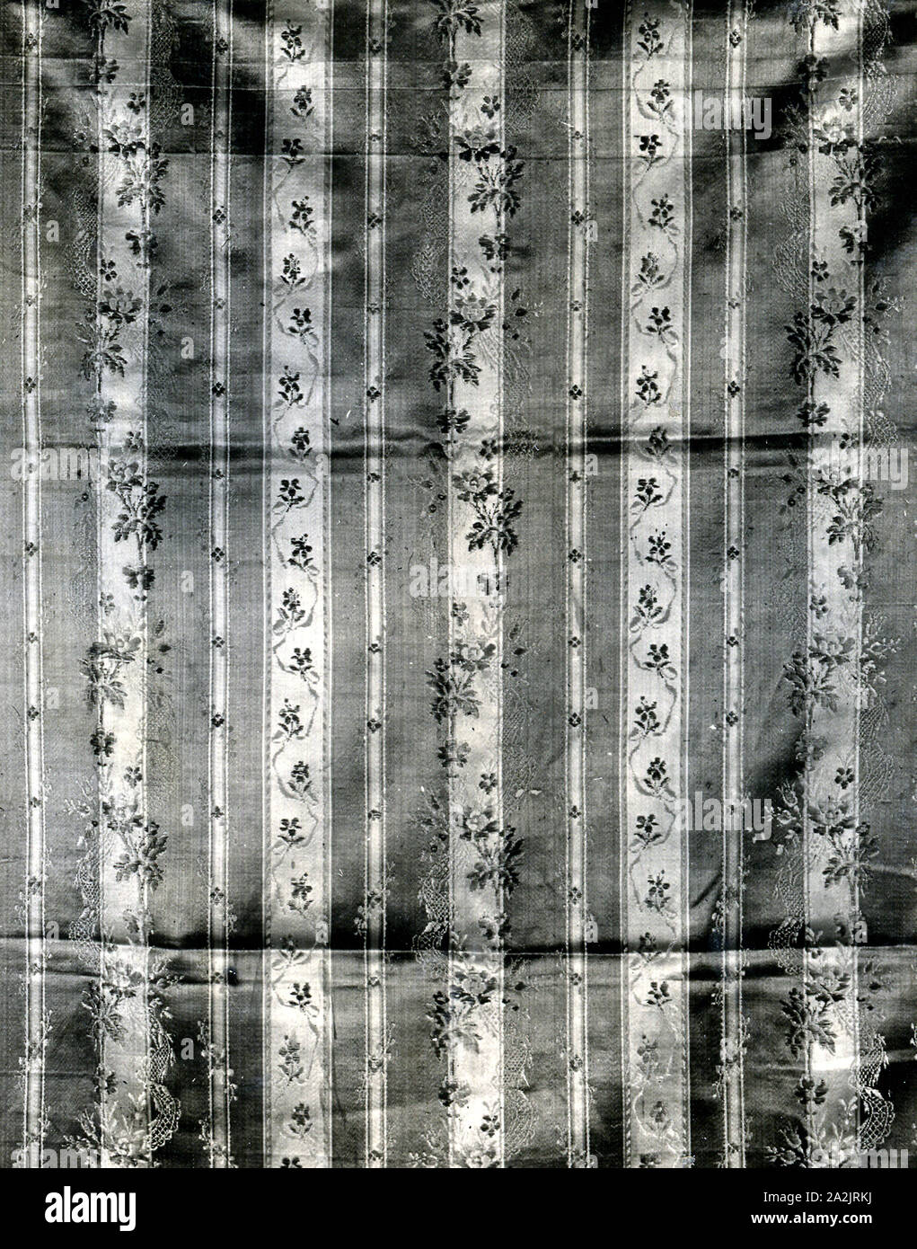 Pannello, 1775/1800, Francia, seta, raso con pattern inserito in fili galleggianti di trama Foto Stock