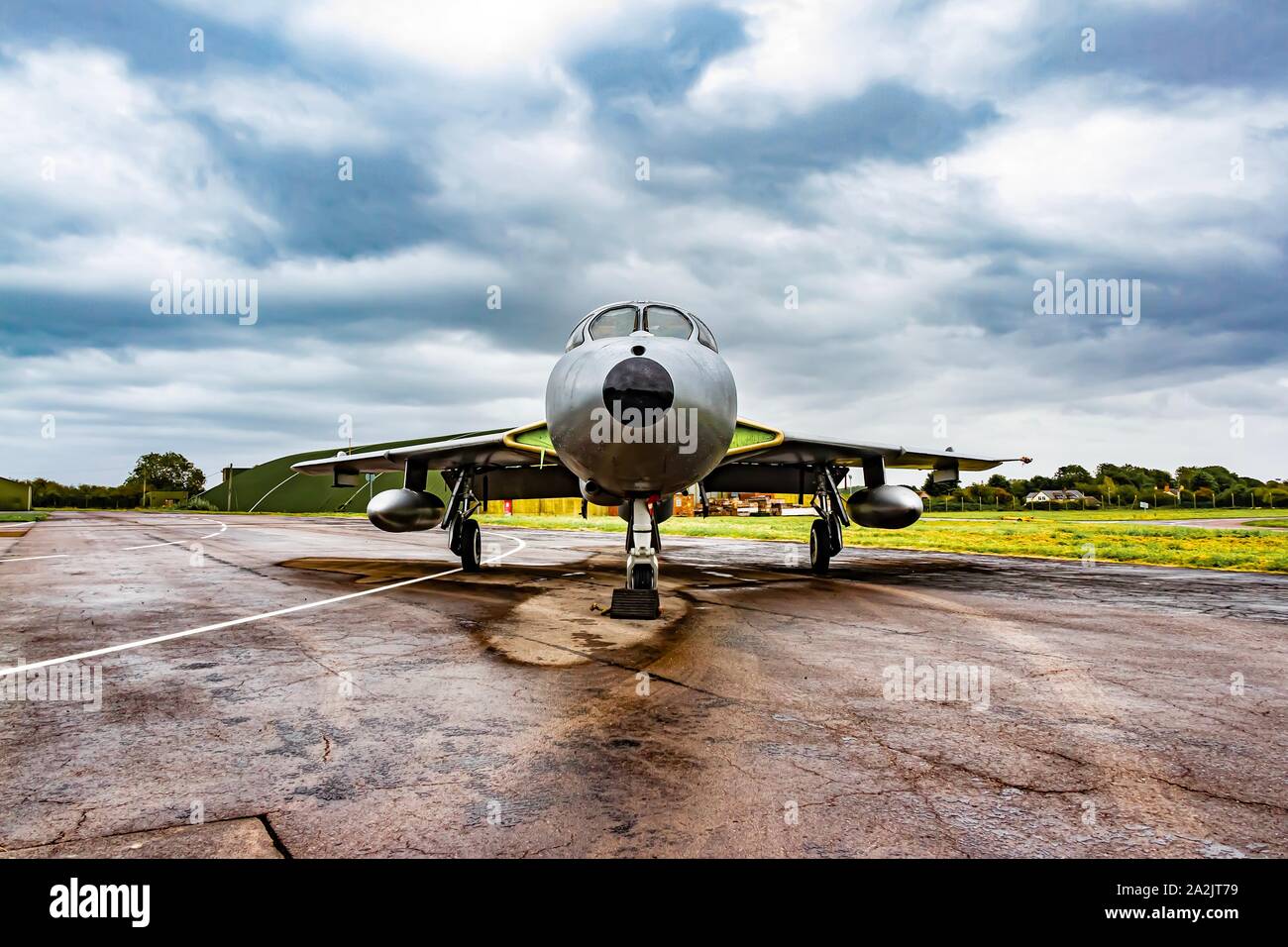 XL573 Hawker Hunter T7 in livrea argento parcheggiata accanto alla pista Foto Stock