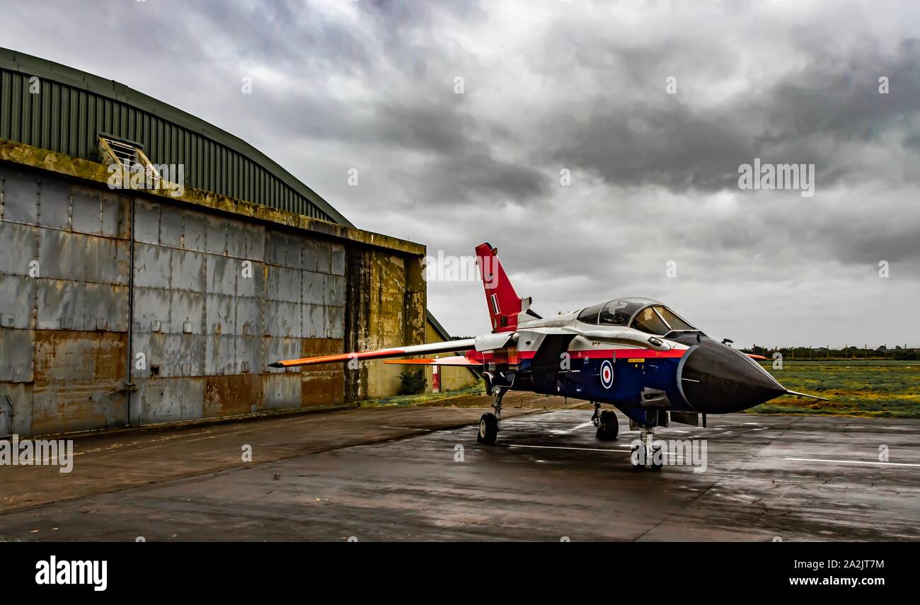 ZA326 Panavia Tornado GR1 in royal aeromobile est colori o lampone ripple come è affettuosamente conosciuto nella parte anteriore di un hangar sotto cieli moody Foto Stock