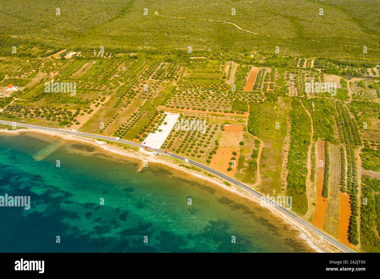 Vista panoramica sulla strada vicino al mare Adriatico, in Dalmazia, Croazia, vista da fuco Foto Stock