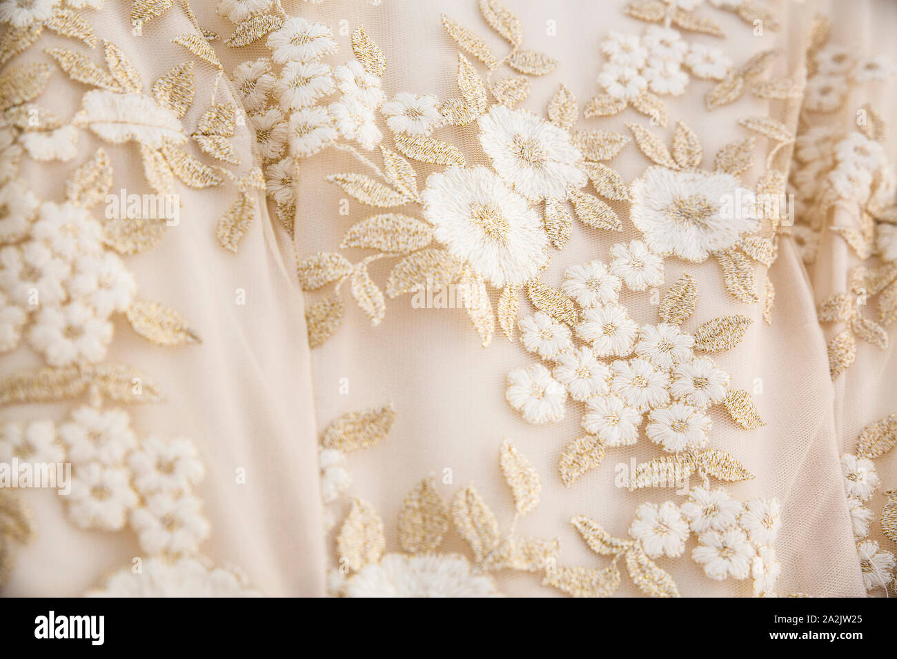 Dettaglio di un abito da sposa con fiori ricamati Foto Stock