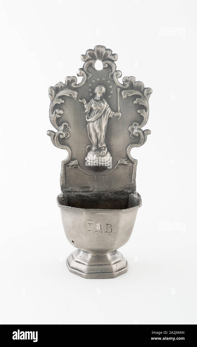 Acquasantiera (Bénitier), XVIII secolo, eventualmente l'Austria-Ungheria, l'impero austro-ungarico, peltro, 19.1 × 8,9 × 5,7 cm (7 1/2 x 3 1/2 x 2 1/4 in Foto Stock