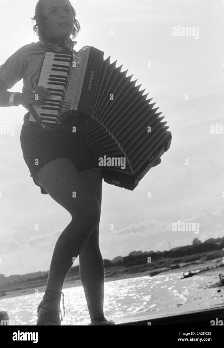Ein Sommertag an der Ostsee, Deutschland 1930er Jahre. Un giorno di estate al Mar Baltico, Germania 1930s. Foto Stock